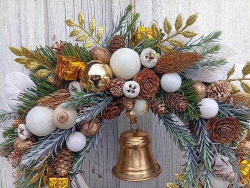 Elegancki wianek świąteczny 45 cm ze złotym dzwonkiem i ozdobami na Arena.pl