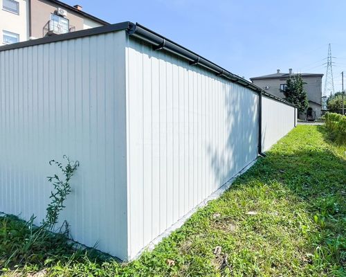 Rząd garaży 28x5,5m 7x bramy uchylne - biały  dach spad w tył  GP489 na Arena.pl