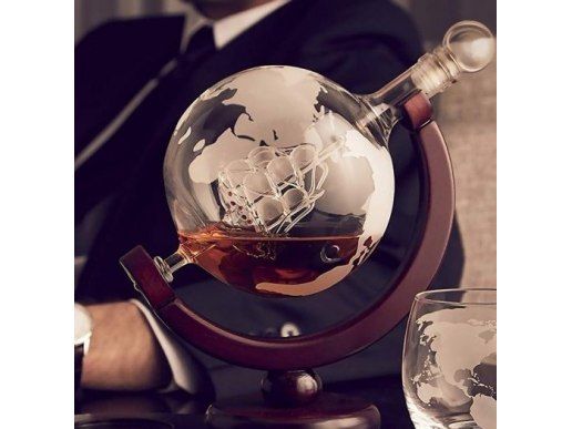 Karafka do whisky globus statek stojak premium zdjęcie 6