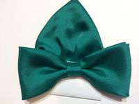 Zielona malachitowa jasna mucha gładka jednolita z poszetką