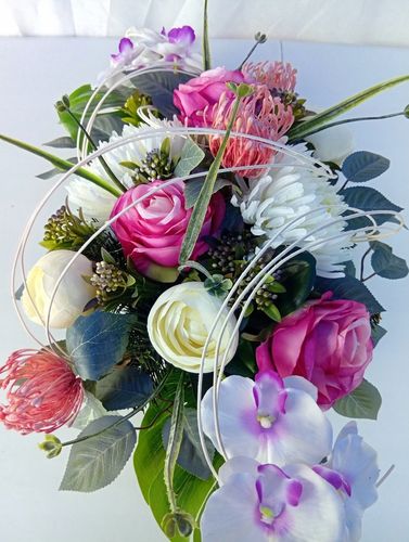 Dekoracja nagrobna z róż i storczyków – pastelowa kompozycja na Arena.pl