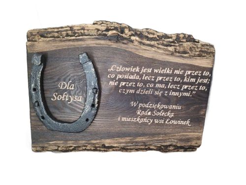 Deska z podkową na podziękowanie dla sołtysa wójta na Arena.pl