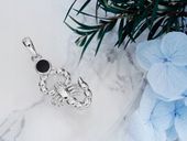 Srebrna zawieszka męska 925 skorpion na łańcuszek z czarnym kamieniem modny