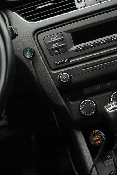 TRANSMITER BLUETOOTH SAMOCHODOWY ŁADOWARKA ZESTAW GŁOŚNOMÓWIĄCY USB zdjęcie 9