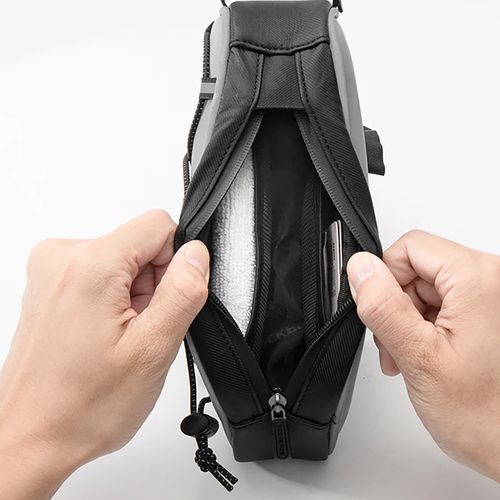 Torba sakwa rowerowa mocowana na ramę 0.9l - srebrna na Arena.pl