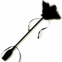 secretplay czarny bat z piorkiem - elegancki gadżet 2w1