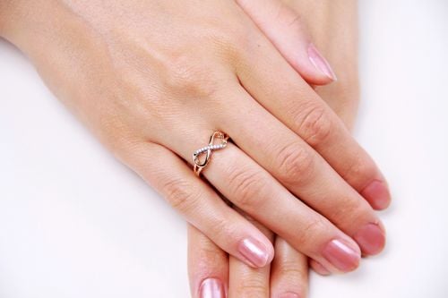 pierścionek nieskończona miłość z różowego i białego złota z diamentami na Arena.pl