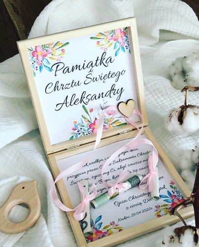 Prezent na chrzest w drewnianym pudełku dedykacja na Arena.pl