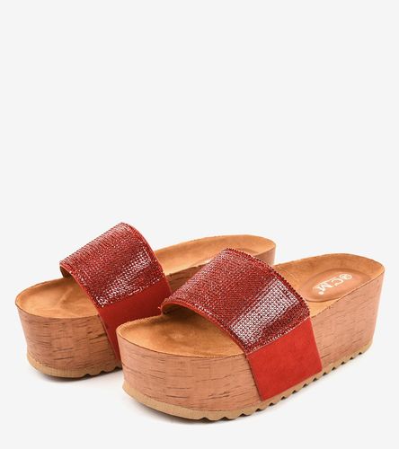 Czerwone klapki na platformie 77-99 37 na Arena.pl