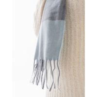 dwustronny, niebieski szal damski z poliestru ozdobiony frędzlami - rovicky