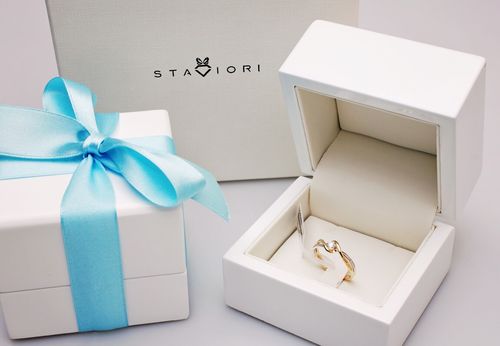 pierścionek zaręczynowy z dwukolorowego złota z brylantem 0,15ct na Arena.pl