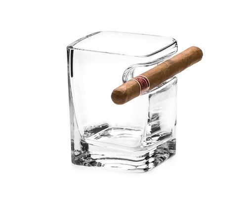 Szklanka do whisky i cygaro na Arena.pl
