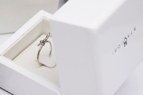 pierścionek - kokardka z białego złota z diamencikiem na Arena.pl