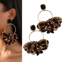 Kolczyki koła okrągłe z materiałowymi płatkami brąz pantera modne styl