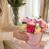 Flowerbox z Kwiatami Mydlanymi Prezent Pudełko Upominek Kwiaty Róże Mydlane