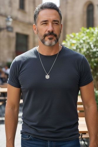 Zawieszka srebrna FCB na Arena.pl