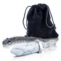 Biały turkus – zawieszka z łańcuszkiem w woreczku