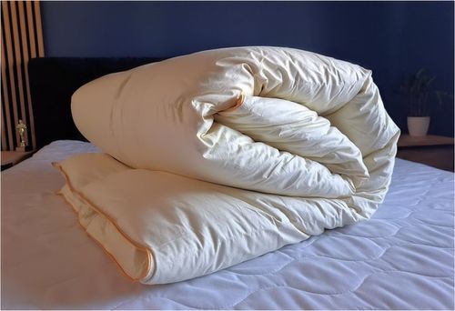 Kołdra puchowa 140x200 2,5kg PUCH I PIERZE RÓŻOWA lub KREMOWA na Arena.pl