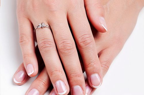 pierścionek motylek z białego złota z diamentem na Arena.pl