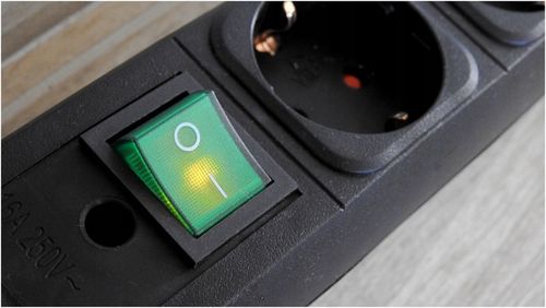 Przedłużacz 4 Gniazda Listwa z PŁASKĄ Wtyczką Do Ciasnych Miejsc Kabel 2m na Arena.pl