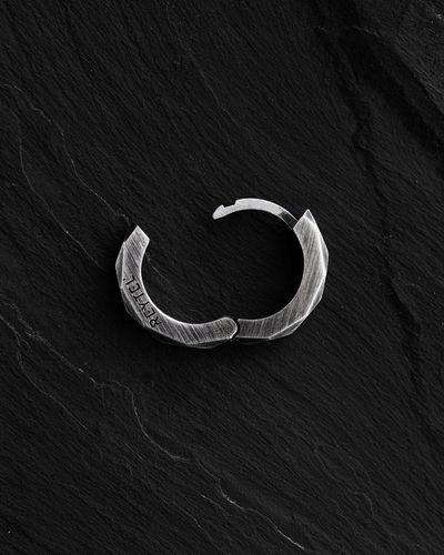 Srebrny kolczyk-kółko FLASH na Arena.pl