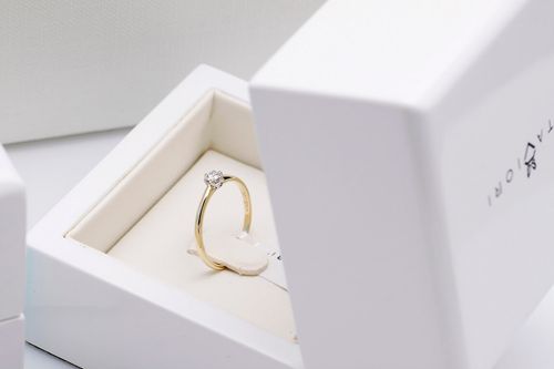 klasyczny pierścionek zaręczynowy z brylantem 0,10ct na Arena.pl