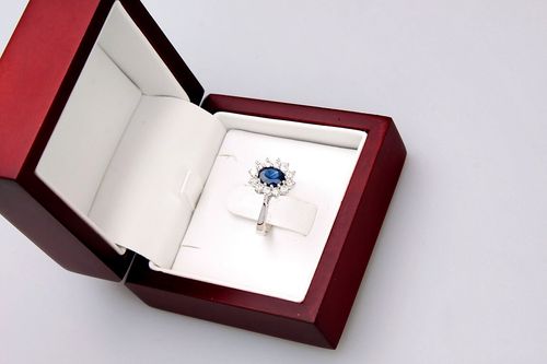 pierścionek z szafirem i brylantami w stylu księżnej kate na Arena.pl