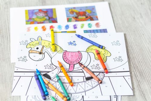 Kolorowanka obrazek rysowanie po numerach kredki na Arena.pl