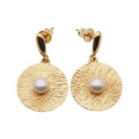 Kolczyki z białymi Perłami w młotkowanym srebrze złoconym