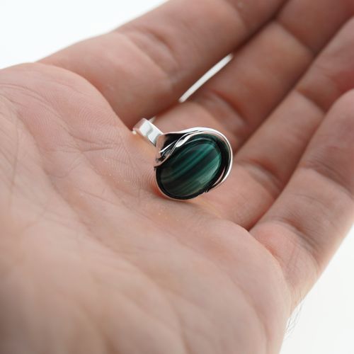 Pierścionek regulowany z owalnym Malachitem w srebrze oksydowanym na Arena.pl