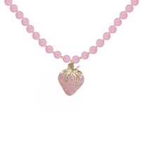 naszyjnik kocie oko w kolorze różu z truskawką zdobioną kryształkami