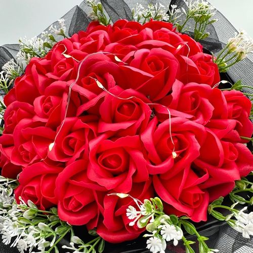 Bukiet czerwonych róż z płatków mydlanych z led czarny tiulem na prezent na Arena.pl