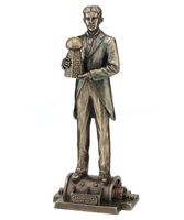 NIKOLA TESLA TRZYMAJĄCY MODEL WIEŻY VERONESE WU76912A4