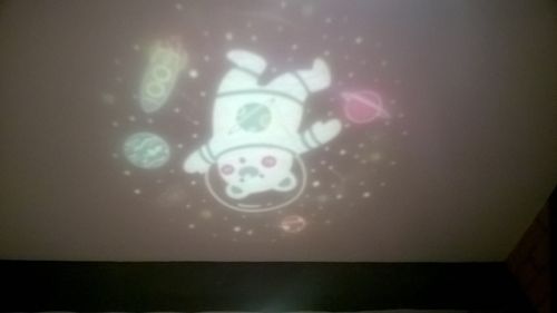 Lampka nocna z projektorem i zegarem - ecru/beż na Arena.pl