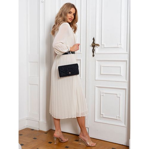 brokatowa kopertówka damska w granatowym kolorze zawieszona na łańcuszku na Arena.pl