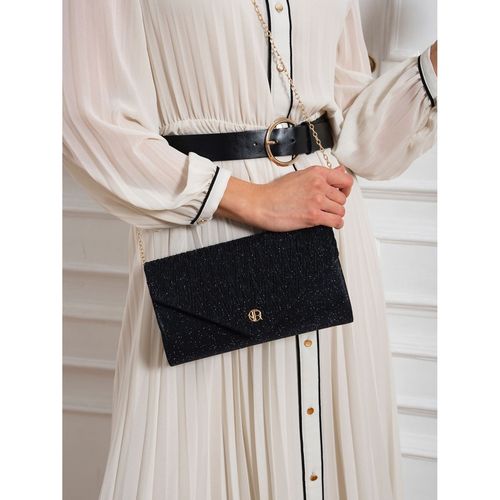 brokatowa kopertówka damska w granatowym kolorze zawieszona na łańcuszku na Arena.pl