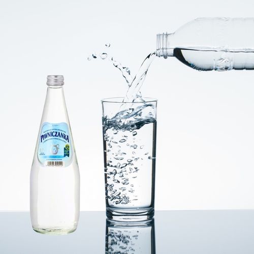 PIWNICZANKA Naturalna Woda Mineralna Niskonasycona CO2 w Szkle 700 ml na Arena.pl