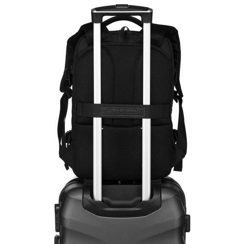 plecak podróżny w czarnym kolorze zawieszony na regulowanych szelkach na Arena.pl