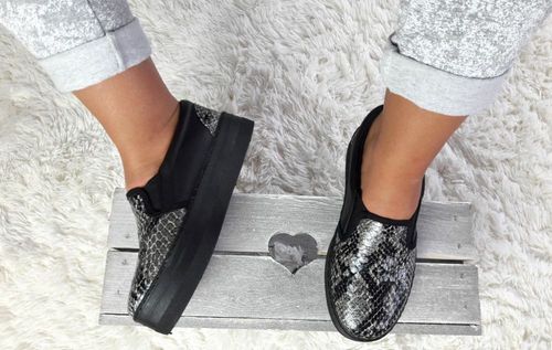 Czarne trampki na platformie Snake39 na Arena.pl