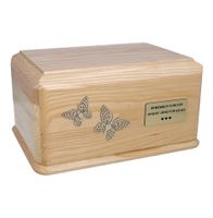 Drewniana urna wykonana z jasnego drewna / Plakietka