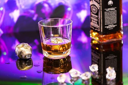 Metalowe czaszki do drinków na Arena.pl