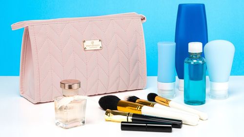 różowa kosmetyczka damska ze skóry ekologicznej z przeszywanym wzorem na Arena.pl