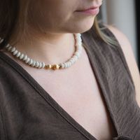 Naszyjnik z białej lawy wulkanicznej i złotego hematytu – srebro 925 złocone 24k