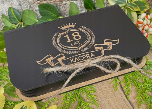 PUDEŁKO NA PIENIĄDZE PREZENT NA ROCZNICĘ URODZINY 18-40-100 LAT HD-KOLORY na Arena.pl