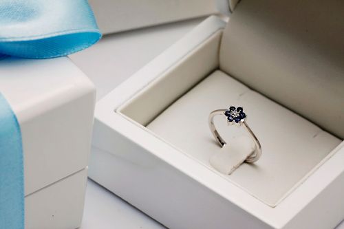 śliczny pierścionek kwiatek z szafirami i diamentem w białym złocie 13 na Arena.pl