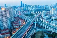 FOTOTAPETA WIDOK OŚWIETLONA ULICA ROZJAZD BUDYNKI