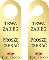 ZAWIESZKA NA DRZWI hotelowa ZŁOTA plexi z LOGO trwa zabieg proszę czekać