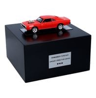 Czarna drewniana urna z repliką samochodu Dodge Tabliczka - Tak