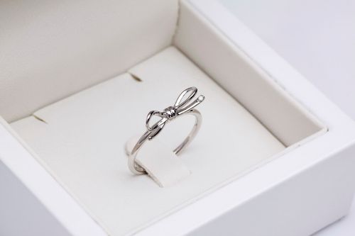 pierścionek - kokardka z białego złota z diamencikiem na Arena.pl