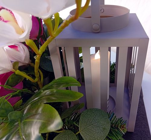 Stroik na grób z lampionem LED i orchideami białymi, elegancka dekoracja na Arena.pl